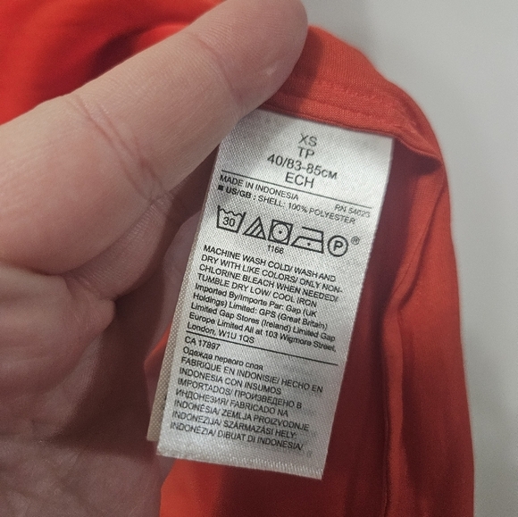 Banana Republic Red V Neck Sleeveless Blouse! - Picture 3 of 6